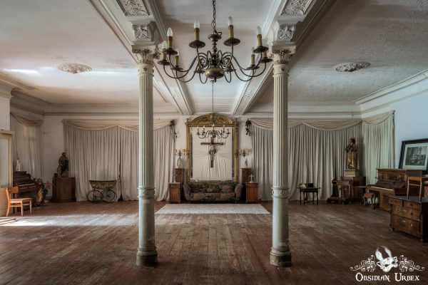 Hunters Hotel Germany Sofa Cross and Columns