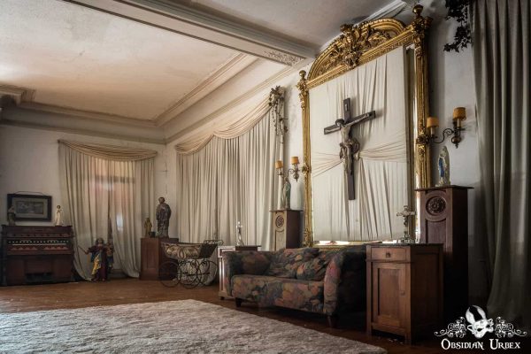 Hunters Hotel Germany Sofa and Cross Oblique