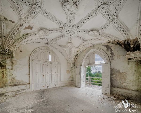 Casa Azul Chalet Do Conde Portugal Beautiful Vaulted Ceiling With Balcony