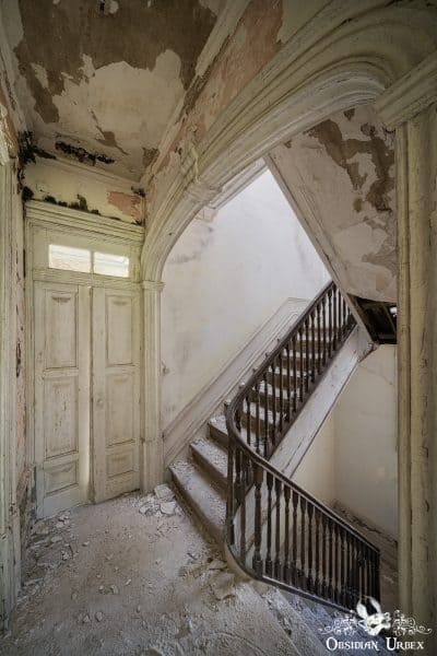 Casa Azul Chalet Do Conde Portugal Collapsing Wooden Stairs