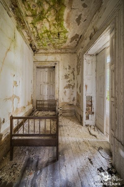 Casa Azul Chalet Do Conde Portugal Room With Old Bed And Decay