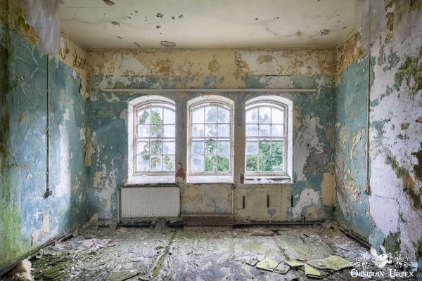 Asylum E Ireland Triple Windows With Blue Paint